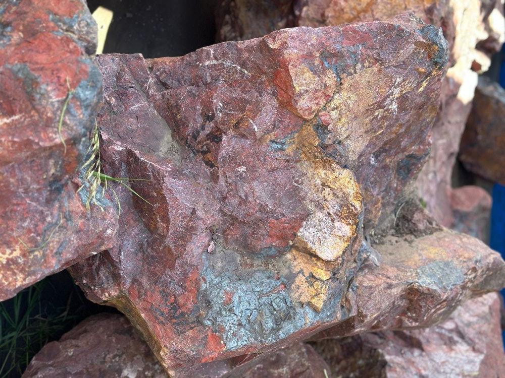 Камни для ландшафтного дизайна красно-фиолетовые 10-60 килограмм купить в Миньяре