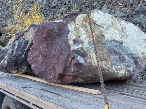 Огромные красно-фиолетовые валуны для ландшафтного дизайна весом более 5 тонн купить в Миньяре