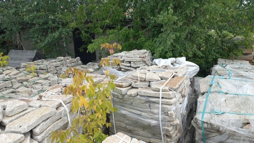 Плитняк галтованный гранитный для ландшафтного дизайна купить в Миньяре