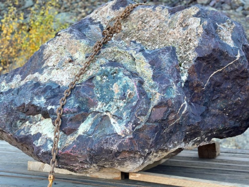 Огромные красно-фиолетовые валуны для ландшафтного дизайна весом более 5 тонн купить в Миньяре