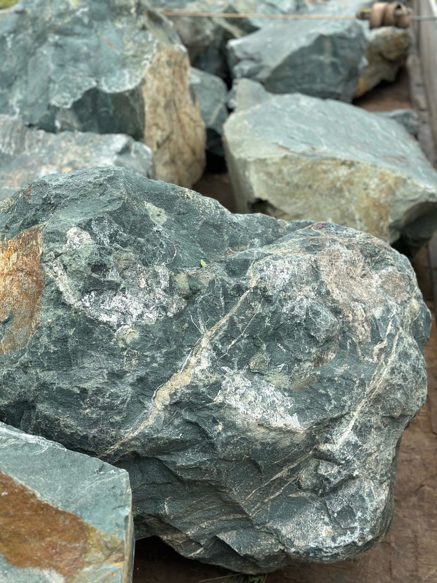 Камни для ландшафтного дизайна зелёные 10-60 килограмм купить в Миньяре