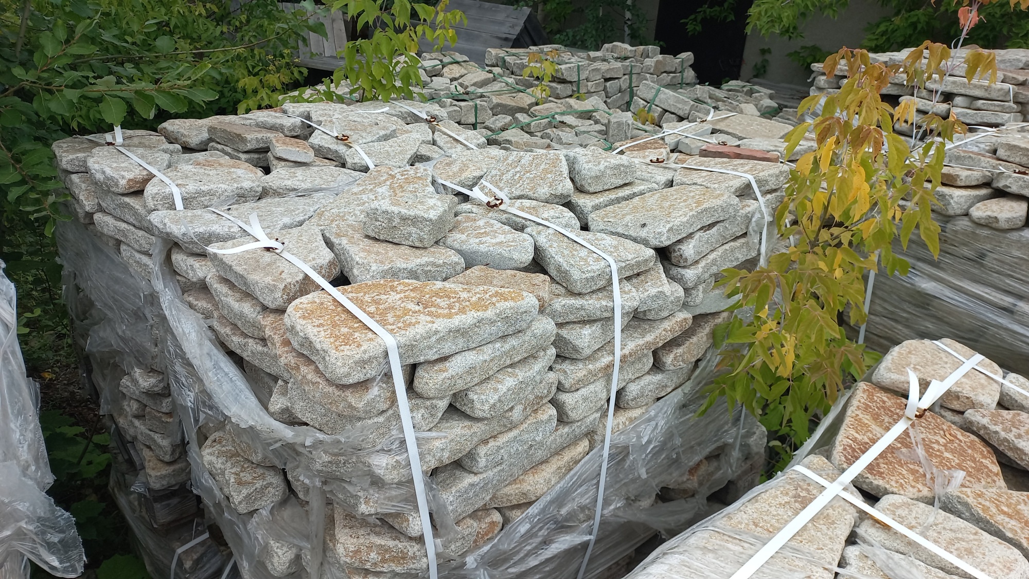 Гранитный плитняк галтованный для мощения купить в Миньяре