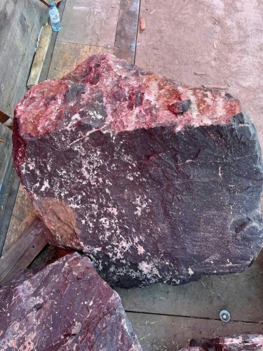 Камни для ландшафтного дизайна красно-фиолетовые 10-60 килограмм купить в Миньяре