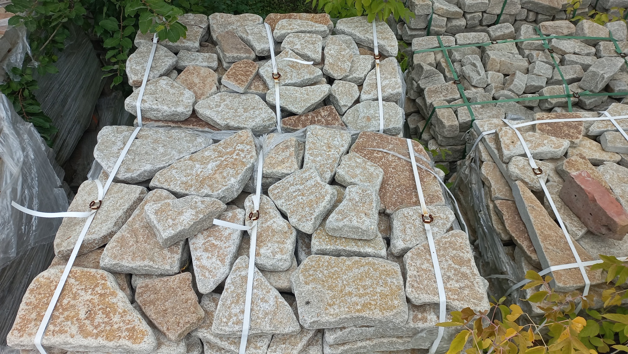 Гранитный плитняк галтованный для мощения купить в Миньяре