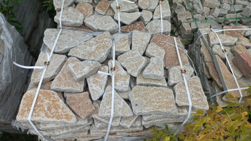 Гранитный плитняк галтованный для парковки купить в Миньяре